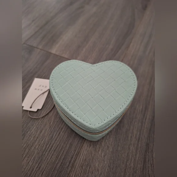 Heart-Shaped Mint Green Woven Jewelry Box With Zipper NWT - Picture 1 of 6